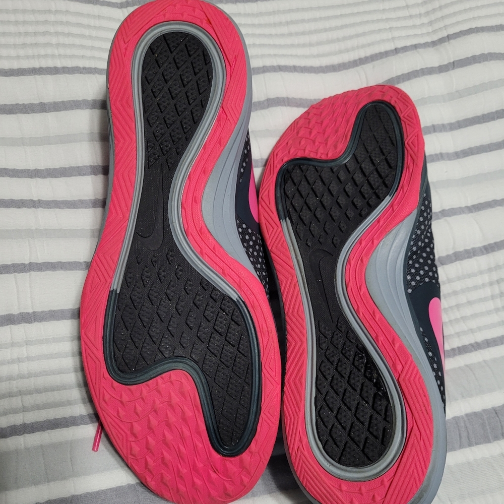 🎉HP🎉Nike DF TR3 shoes. Size 9. Dark gray/pink. - Picture 2 of 4